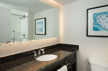 Suite, 1 King Bed, Corner