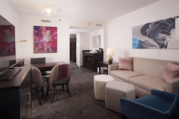 Suite, Accessible (Mobility & Hearing, Roll-in Shower)