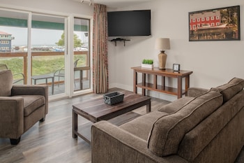 King Kitchenette Suite with Marina View and Balcony- No Pets