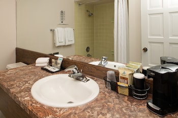 Queen Family Room with Marina View and Balcony- No Pets