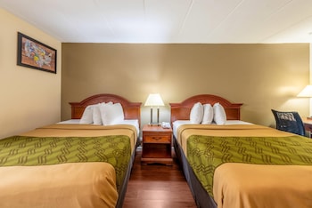 Room, 2 Queen Beds, Smoking