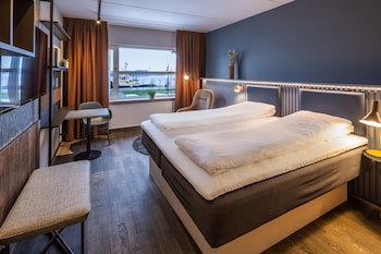 Superior Room, 1 King Bed, Harbor View