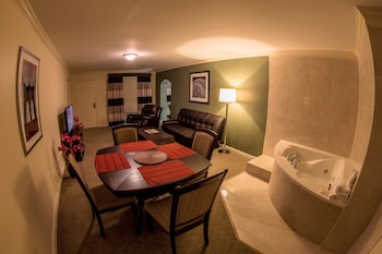 Deluxe Studio Suite, 1 King Bed, Non Smoking, Pool View