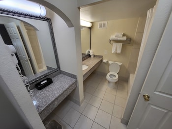Suite, 1 King Bed with Sofa bed, Non Smoking