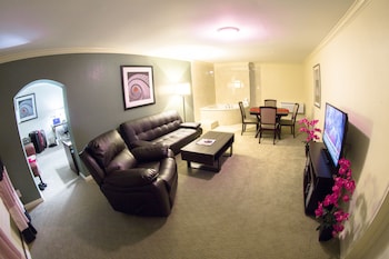 Deluxe Studio Suite, 1 King Bed, Non Smoking, Pool View