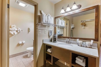 Standard Room, 2 Queen Beds, Non Smoking, Refrigerator & Microwave (Pet Friendly)