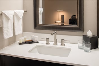 Urban Room, 1 Queen Bed, Shower Only