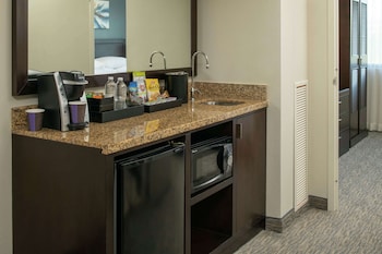 2 Room Premium Corner Suite, 1 King Bed with Queen Sofabed
