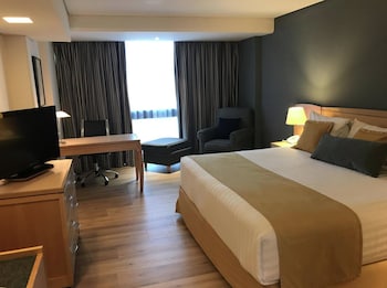 Executive Room, 1 King Bed, Non Smoking (Class - Breakfast)