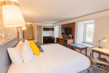 Suite, 1 King Bed, Non Smoking, Kitchenette (with Sofabed)