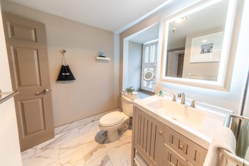 Suite, 1 King Bed, Non Smoking, Kitchenette (with Sofabed)