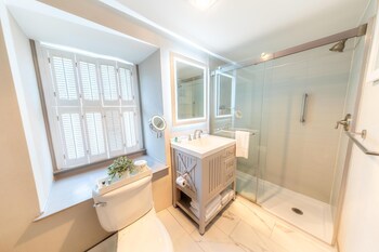 Suite, 1 King Bed, Non Smoking, Kitchenette (with Sofabed)
