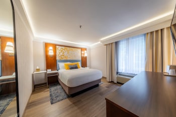 Standard Room, 1 Queen Bed, Non Smoking, Refrigerator & Microwave