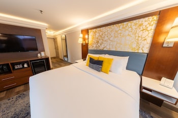 Standard Room, 1 King Bed, Non Smoking, Refrigerator & Microwave