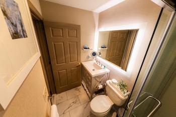 Standard Room, 1 Queen Bed, Non Smoking, Refrigerator & Microwave