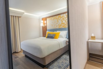 Standard Room, 1 Queen Bed, Non Smoking, Refrigerator & Microwave