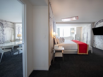 ALEXANDRIA ULTRA SUITE
