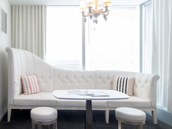 ALEXANDRIA KING SUITE