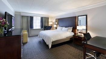 One King Bed, with Jetted Tub