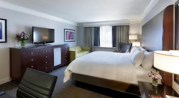 One King Bed, with Jetted Tub