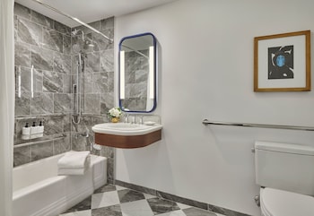 Classic Room, 2 Double Beds, Mobility Accessible (Accessible Tub)