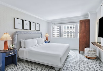 Junior Suite, 1 King Bed, Mobility Accessible (Accessible Tub)