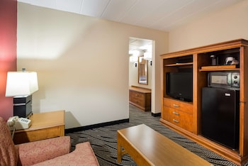Suite, 1 Queen Bed, Refrigerator & Microwave, Poolside (with Sofabed)