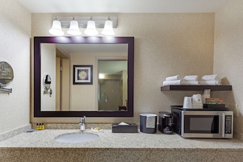 Family Suite, Multiple Beds, Non Smoking, Refrigerator