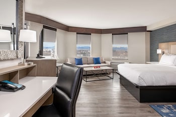 Deluxe Room, 1 King Bed, Refrigerator