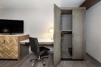 Room, 1 King Bed, Accessible (Mobility & Hearing, Roll-in Shower)