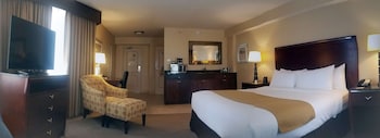 Deluxe Room, 1 King Bed, Refrigerator, Mountain View