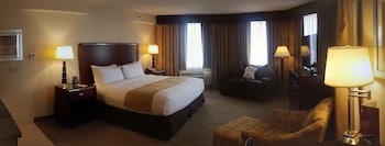 Deluxe Room, 1 King Bed, Refrigerator, Mountain View