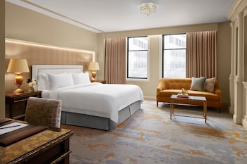 Grand Room, 1 King Bed (Mobility/Hearing Access, Transf Shwr)
