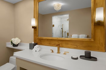 Grand Room, 1 King Bed (Mobility/Hearing Access, Transf Shwr)