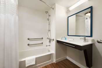 Room, 1 Queen Bed, Bathtub