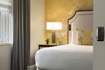 Suite, 1 King Bed, Non Smoking, Bay View (1 Bedroom)