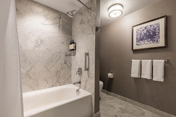 Deluxe Room, 1 King Bed (Tub with Grab Bars Hearing Accessible)