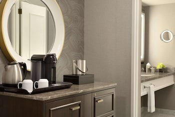 Room, 1 King Bed (Fairmont Room)