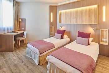 "CLASSIC" double room, 18 m², with a double bed or 2 single beds, window, view of the "Nive" river.