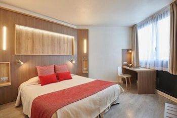"CLASSIC" double room, 18 m², with a double bed or 2 single beds, window, view of the "Nive" river.
