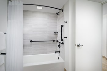 Room, 2 Queen Beds, Accessible, Bathtub (City View)