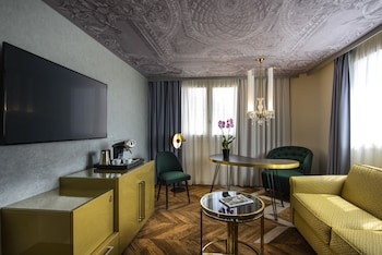 Deluxe Suite, 1 King Bed, Balcony