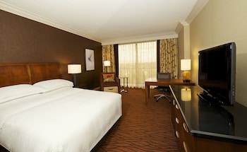 Room, 1 King Bed, Accessible (Mobility & Hearing, Roll-in Shower)