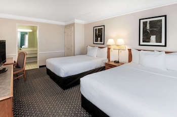 Deluxe Suite, 2 Double Beds, Non Smoking