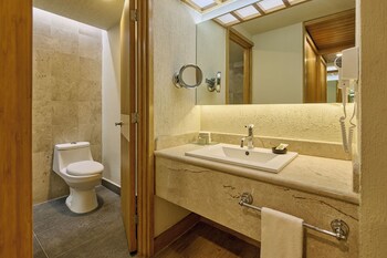 Deluxe Room, 1 King Bed, Pool View