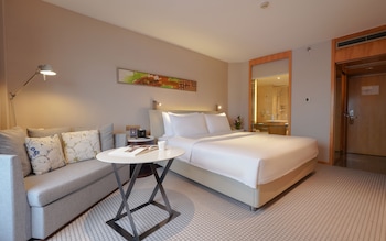 Jinling Tower City View Deluxe Room