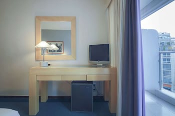 Comfort Room, 1 Queen Bed, Non Smoking, Refrigerator