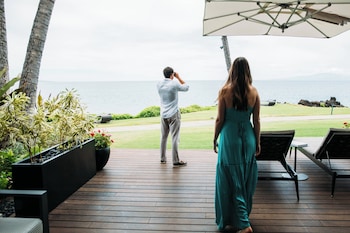 Suite, 1 King Bed, Oceanfront (Sundeck, Ground floor)
