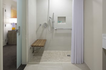 Deluxe Room, 1 King Bed, Accessible (Shower)