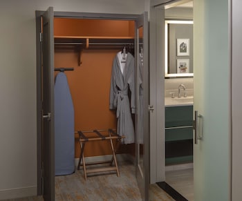 Deluxe Room, 1 King Bed